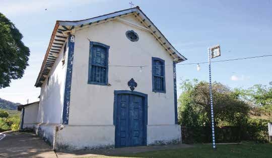 BENTO RODRIGUES, PARACATU DE BAIXO E GESTEIRA: NOVOS LARES Mesmo pequena, ela se sobressaía na paisagem, marcada, basicamente, por algumas casas e árvores no entorno, os morros no horizonte e o céu,