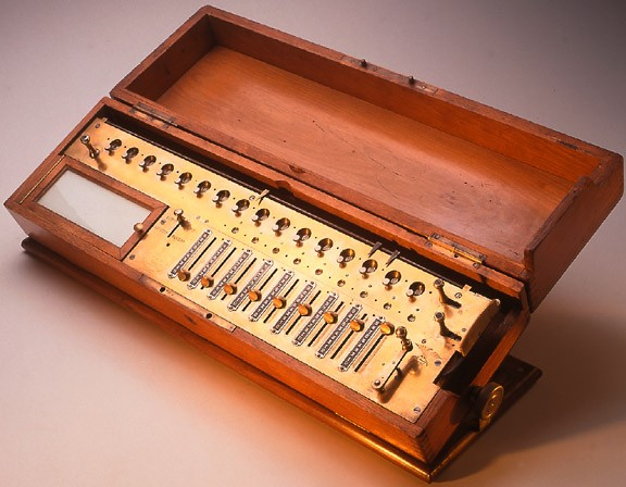Geração zero (século XVII) Arithmometer (1820) Charles Xavier Thomas projetou e construiu uma máquina capaz