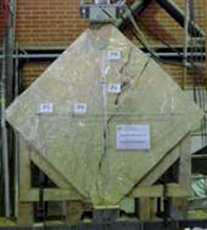 CONSTRUCCIÓN CON TIERRA. Figura 1. Paredes de alvenaria em adobe construídas em laboratório, à escala real. Figura 2. Ensaio de compressão diagonal.