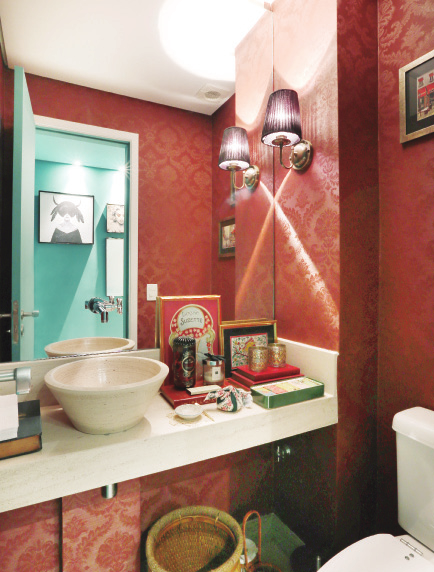 À LUZ DE PARIS Com referências parisienses, o lavabo da designer de interiores Melina Romano recebeu papel de parede adamascado (Orlean), cuba de aspecto artesanal,