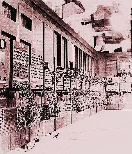1946: ENIAC (ELECTRONIC NUMERICAL INTEGRATOR AND CALCULATOR) Primeiro computador digital electrónico Dezoito metros de comprimento por dois metros e meio de largura (aproximadamente um terço da