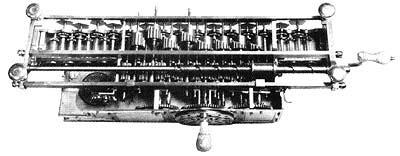 1672: MÁQUINA DE CALCULAR DE LEIBNITZ Inspirada na Pascalina (mas não tão bemsucedida). Enumeras inovações mecânicas.