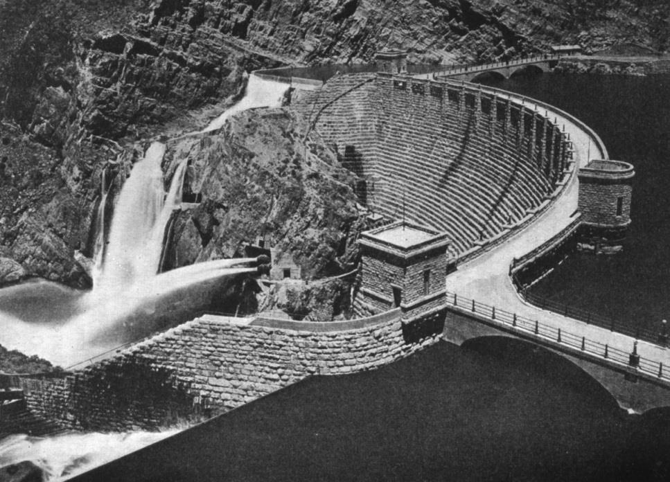 1. USINA THEODORE ROOSEVELT A Usina Theodore Roosevelt, no rio Salt, Arizona (USA), foi construída pelo USBR entre os anos 1903 e 1911.
