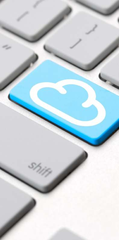 Definição: Computação em nuvem (do inglês, cloud computing) é, conceitualmente, o acesso remoto, normalmente pela internet, a sistemas ou recursos computacionais.