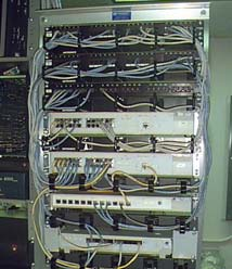 Alças para montagem em rack Equipamentos montados em rack Quando uma rede tem porte médio (acima de 20 máquinas), devemos utilizar equipamentos montados em um RACK com medida padrão de 19 polegadas.