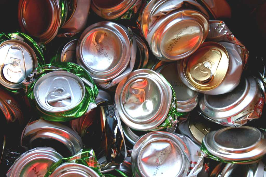 Conversão de unidades e cálculos de ordens de grandeza 1 Reciclagem de alumínio A cerveja e os refrigerantes são vendidos em latas de alumínio. A massa de cada lata é de aprox. 18 g.