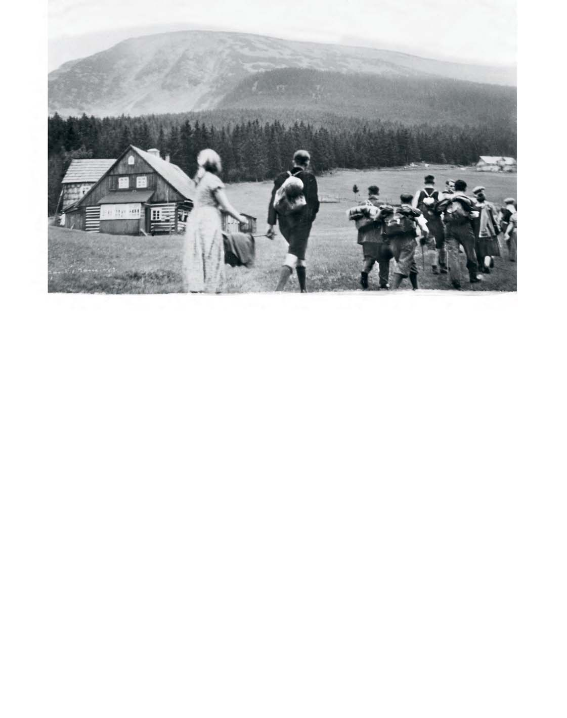 Irmaos vestidos como se fossem fazer trilha levavam publicac oes pelas montanhas dos Gigantes para a Alemanha montanhas.