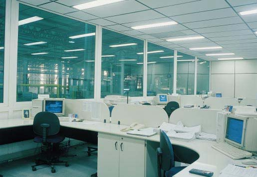 Dentro do escritório sem ruído e sem calor Caixilhos de PVC e vidros laminados duplos insulados (8 mm + 6 mm e câmara de 8 mm) garantiram a redução acústica necessária no ambiente interno dos
