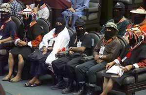 Os zapatistas tornaram-se símbolos do emergente movimento antiglobalização, dando à