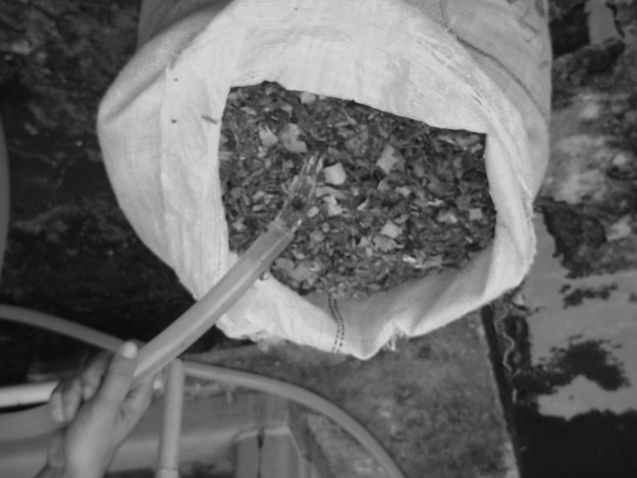 116 PINHEIRO, G.F. et al. (a) (b) Figura 1 Amostra de casca de castanha (a) seca (b) úmida. Figure 1 Brazilian nut Shell sample (a) dry (b) humid.