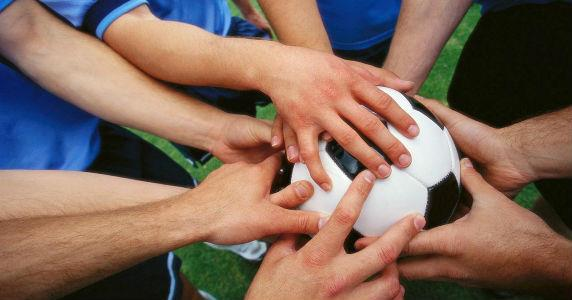 Pedagogia do Esporte Faz se necessário compreender que a Pedagogia do Esporte está presente na iniciação e