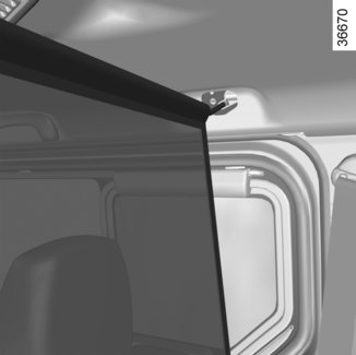 REDE DE SEPARAÇÃO (2/2) 1 2 A 3 4 8 5 Colocação da rede de separação A detrás dos bancos traseiros No interior do veículo (de cada lado): Fixação superior: levante e segure a tampa 2, com o auxílio