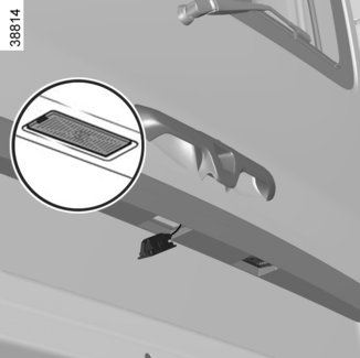 LUZES TRASEIRAS: substituição de lâmpadas (4/4) 10 12 11 Terceira luz de stop sobre o portão traseiro Remova as porcas 10. Pelo exterior, retire o farolim para aceder à lâmpada 11.