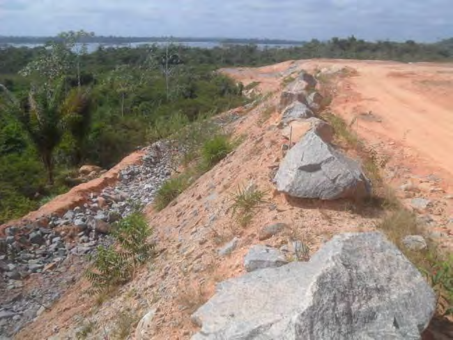 Foto 01: BF-MD-02. Bota-fora da margem direita do rio Xingu. A inclinação da plataforma permanece voltada para a saia do aterro, o que pode resultar na formação de feições de erosão.