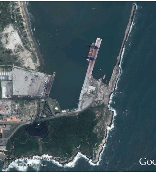 O Porto de Imbituba está localizado numa enseada aberta junto à Ponta de