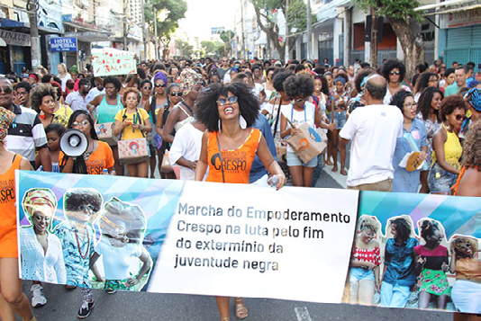 Figura 3 - Imagem compartilhada nas redes sociais em solidariedade a Maju Em 2015, impulsionadas pelas redes sociais, foram organizadas marchas em todo o país com o mote Orgulho Crespo.