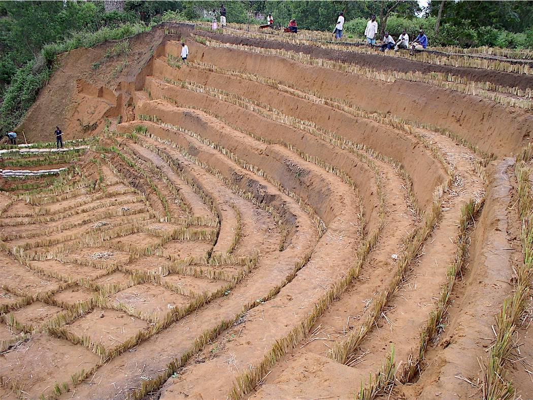 Figura 40 Retaludamento manual formando degraus de forma a quebrar a velocidade de escoamento das águas de chuva e