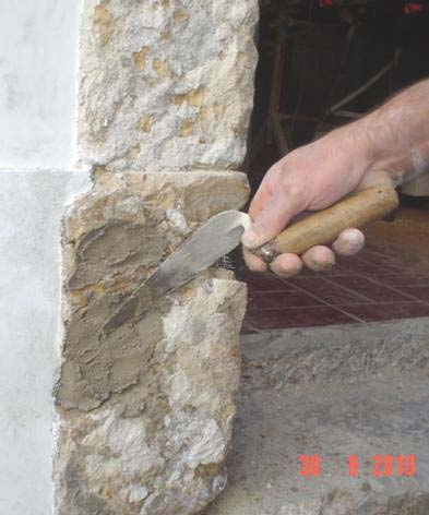 Reparação de cantaria de pedra com lacuna, com a execução de ancoragens CAIXILHARIAS No alçado principal os vãos eram de alumínio com os peitoris em mármore.