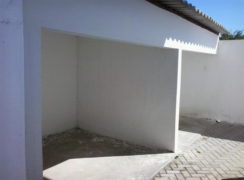 31 Na unidade de saúde da cidade de Queimadas ainda está sendo construído um local adequado para o armazenamento temporário, externo dos resíduos produzidos por esta unidade de saúde como ilustra