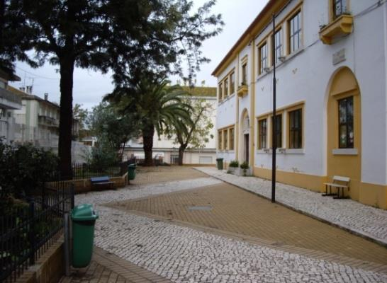 Escola Básica N.º1 do 1º Ciclo da Moita A Escola Básica Nº1 da Moita fica situada no concelho da Moita, freguesia da Moita na rua Bartolomeu Dias.