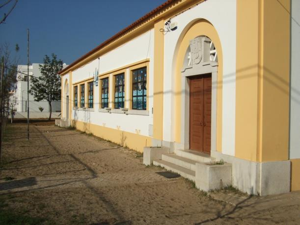 Jardim de infância das Arroteias O jardim de infância fica situado nas Arroteias, freguesia de Alhos Vedros, conselho da Moita. É constituído por um único edifício de um só piso de plano centenário.