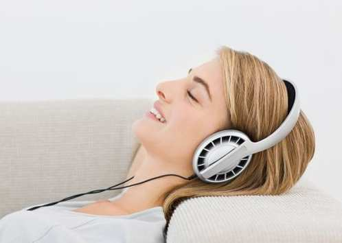 5ª dica: Relaxe Ouça sua música preferida! Você sabia que ao ouvir sua música preferida é liberado dopamina, substância que dá prazer? Essa substância é responsável por trazer emoção e alegria.