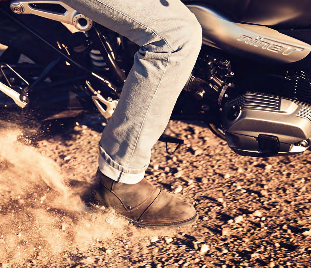 conforto quer estejas a passear na moto ou a pé. Para as pistas, não precisas de procurar mais com as novas botas de pele SportDry.