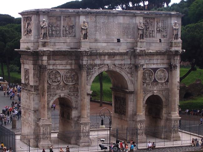 40m de diâmetro e mesma altura. Essa colossal construção, que chegou a abrigar todos os deuses conhecidos, transformouse na primeira igreja da cristandade. Figura 4 Pantheon, (118-125d. C.), Roma.