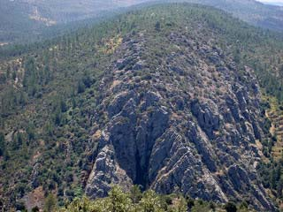 4. Conceitos Geoparque (conceito da UNESCO) É um território com limites bem definidos, com uma área suficientemente grande para servir de apoio ao desenvolvimento socioeconómico local.