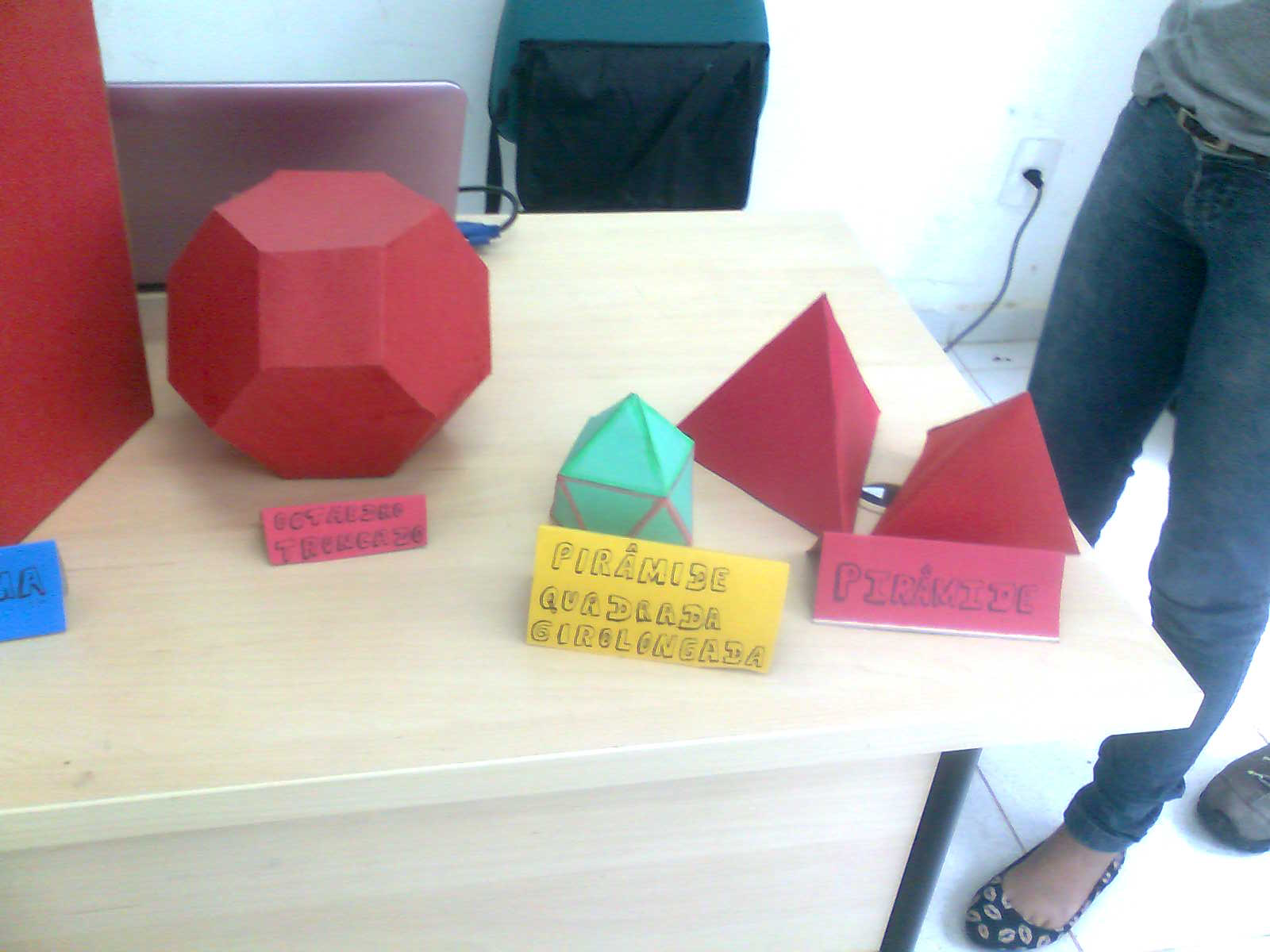 Figura 4: Sólidos construídos pelos alunos Figura 5: Sólidos construídos pelos alunos A habilidade em trabalhar com medições, e uso de