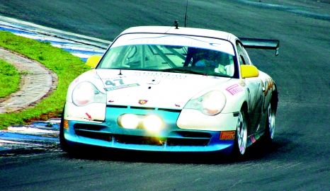 Mil Milhas Brasileiras Teste de resistência Concebido para corridas curtas, o Porsche 911 GT3 Cup participou da Mil Milhas Brasileiras para que sua resistência fosse avaliada sob exigências extremas.