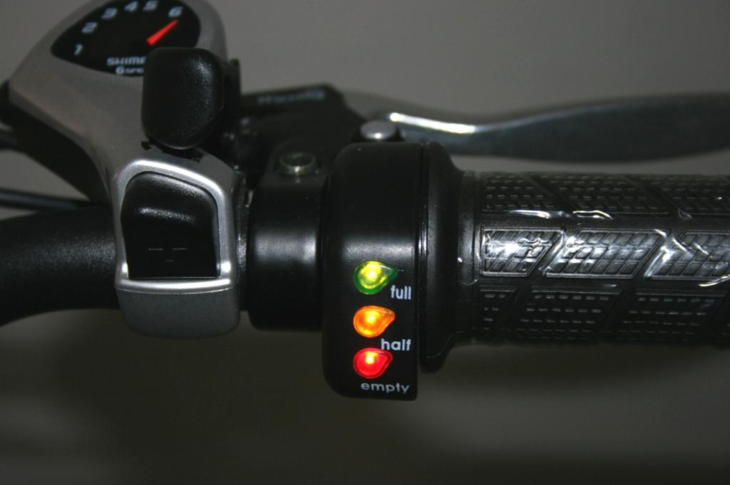 Controles eletrônicos e manuais 3 2 Rotação do acelerador 4 1 1. Acelerador eletrônico. 2. Marcador de nível de carga (luz verde indica carga cheia).