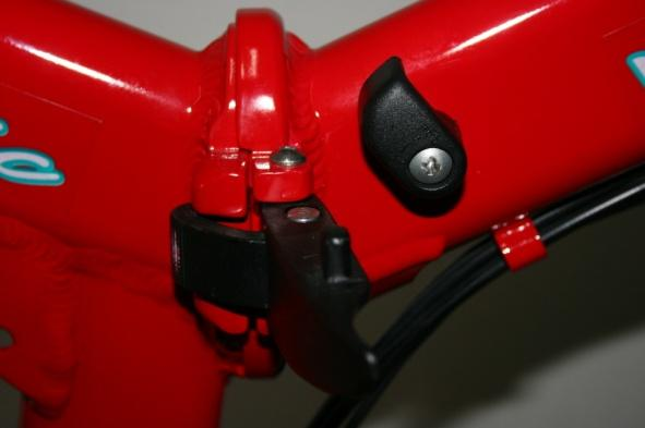 A bicicleta elétrica ALGAROBA VBX05 tem a possibilidade de dobrar o quadro para
