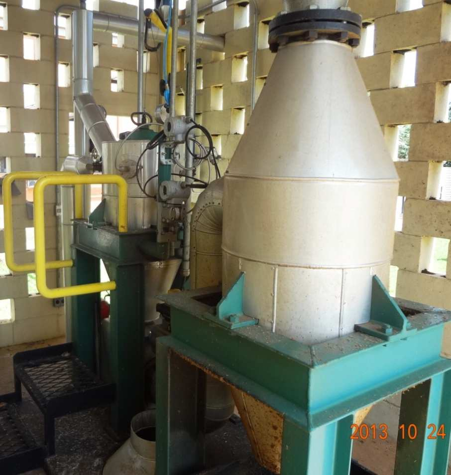 Figura 1 - Reator de explosão a vapor Fonte: Elaborado pelos autores. Foram pesados 8 Kg de bagaço em base úmida (umidade de 50%), para abastecimento do reator previamente aquecido.