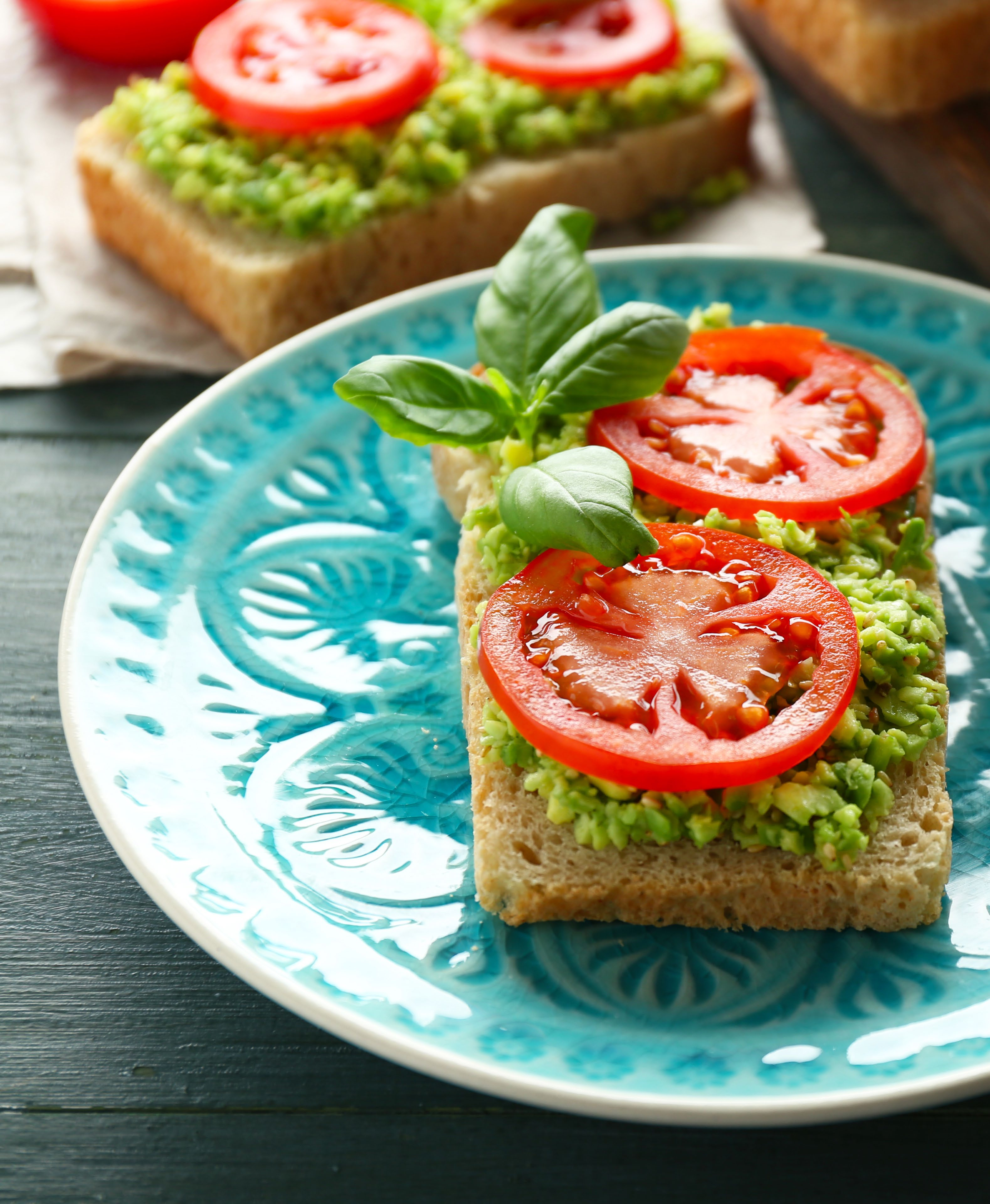 Canapé de Abacate com Tomate e Manjericão Ingredientes: 1 abacate picado 1/2 cebola picada 1 dente de alho picado 1 pitada de sal marinho 1 pitada de pimenta do reino preta 1/2 limão espremido Para