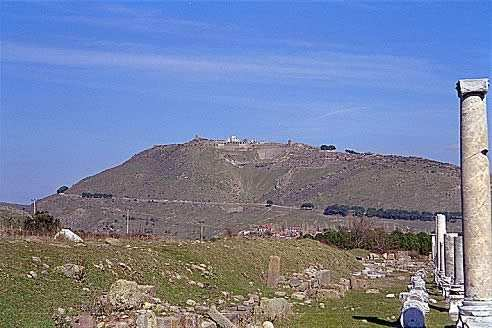 Página 2 de 6 A parte principal em Pérgamo é sua acrópole, o monte no qual a maioria da cidade estava construída.