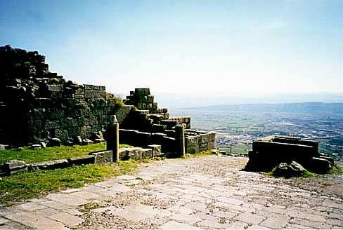 Séculos antes de Cristo, reis de Pérgamo construíram palácios e templos no topo da acrópole. Acrópole Reis de Pérgamo construíram seus palácios perto do topo da acrópole.