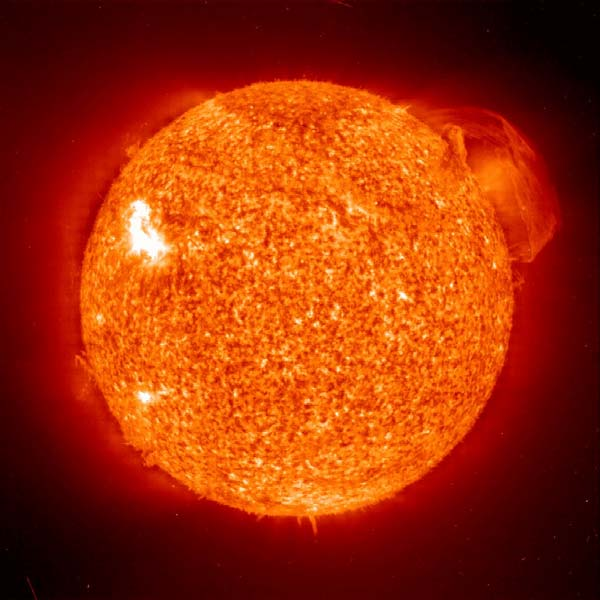 2.1 O QUE É O SOL O sol é como uma bola de fogo que manda muito calor. São os seus raios que fazem com que a vida na Terra seja possível.