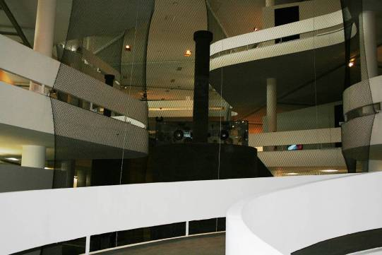 O recinto improvisado no grande vão central do prédio da Bienal.