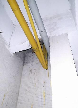NBR 15526 7.2 Instalação da tubulação É proibida a instalação da tubulação em: Dutos em atividade (ventilação AC, produtos residuais, exaustão, chaminés, etc.