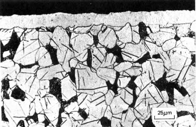 Camada nitretada: Micrografia tirada de aço baixo carbono mostrando a camada nitretada (branca)