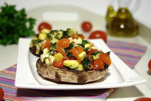 ENTRADAS COGUMELOS RECHEADOS COM LEGUMES 4 PESSOAS 4 cogumelos Portobello 1 dente de alho 100 g de tomate cereja 150 g de courgette 75 g de queijo quark 1 raminho de salsa Azeite, sal e pimenta (q.b.) Lavam-se os legumes.