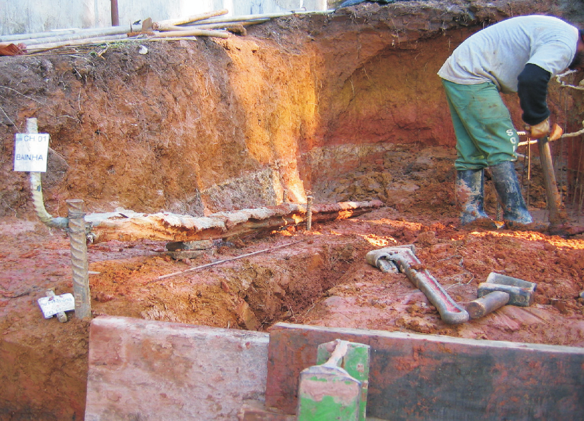 Após a escavação cuidadosa dos chumbadores constatamos o que segue: A exudação da calda de cimento provoca um vazio em grande