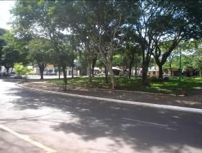 Dentre estes elementos de interesse no bairro, destaca-se a Praça Pedro Álvares Cabral (Figura 6), local central do bairro, possui uma rotatória composta por jardins e canteiros, circundada por