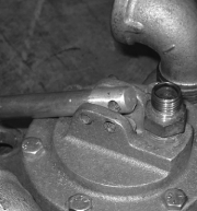 16. Opere a alavanca manual para garantir que a haste da válvula possa movimentar-se completamente. A haste e o assento da válvula devem ter um encaixe firme.