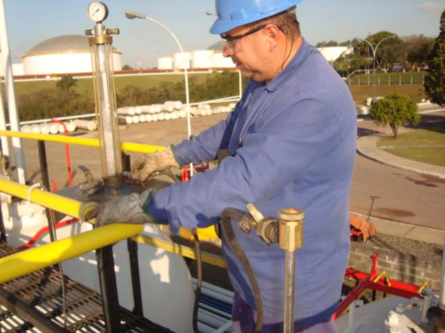 Foto 8: Termodensímetro Acoplado a VCM totalmente estanque A possibilidade da VCA desacoplar da vareta medidora só será possível através de ferramentas manuais, pois uma vez fixa não há necessidade