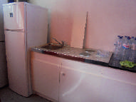 º 1 - Um móvel de cozinha, um armário