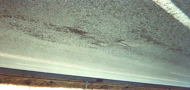 A inspecção dos pavimentos permitiu no entanto a detecção de situações de degradação a nível da camada de desgaste, caracterizado por fissuras longitudinais e desagregação, com indícios de problemas