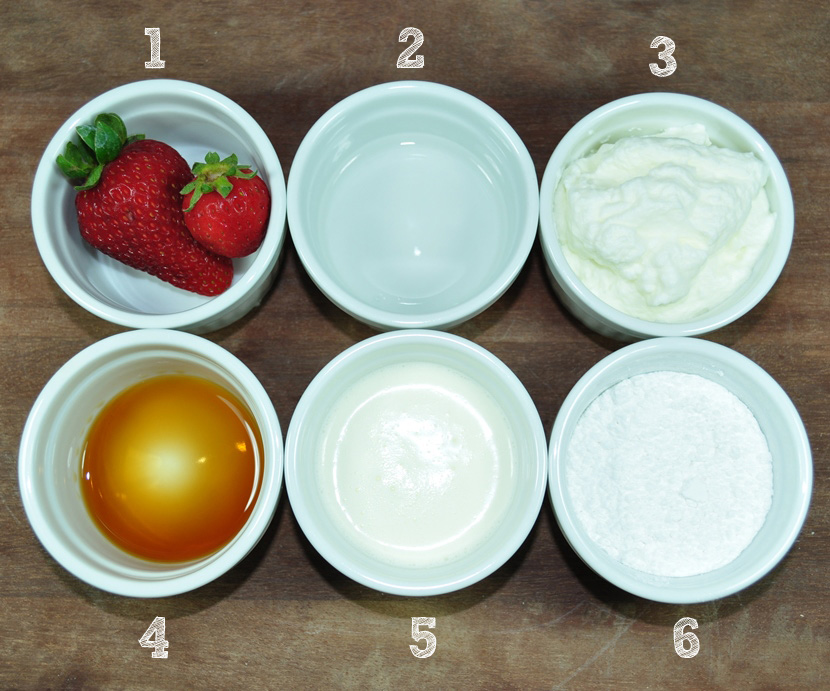 123456-500g de morango; 30ml de licor de laranja (Grand Marnier ou Cointreau) ¼ de xícara de sour cream (receita); 1 colher de chá de essência de baunilha; 250ml de creme de leite fresco; 5 colheres