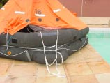 1.5 Embarcação de sobrevivência Existem duas maneiras de você entrar em uma balsa inflável: seco ou molhado.